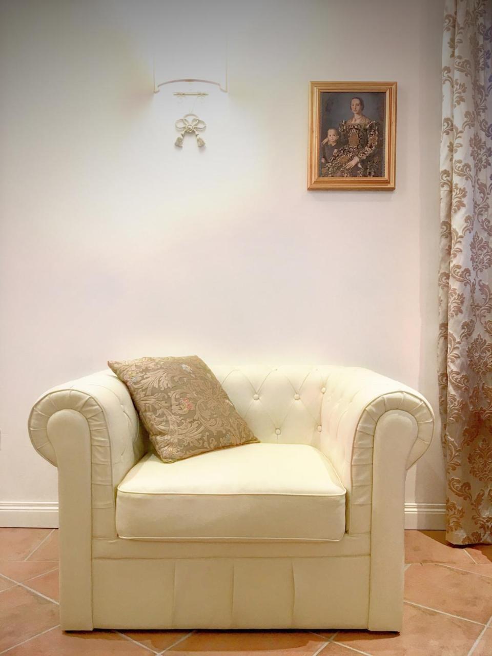 Michelle In Charming Apartment Venice