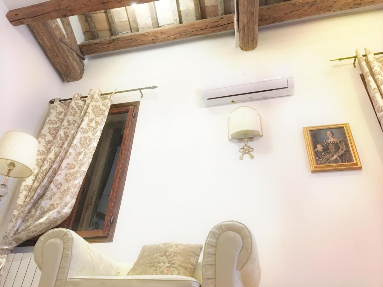 Michelle In Charming Apartment Venice